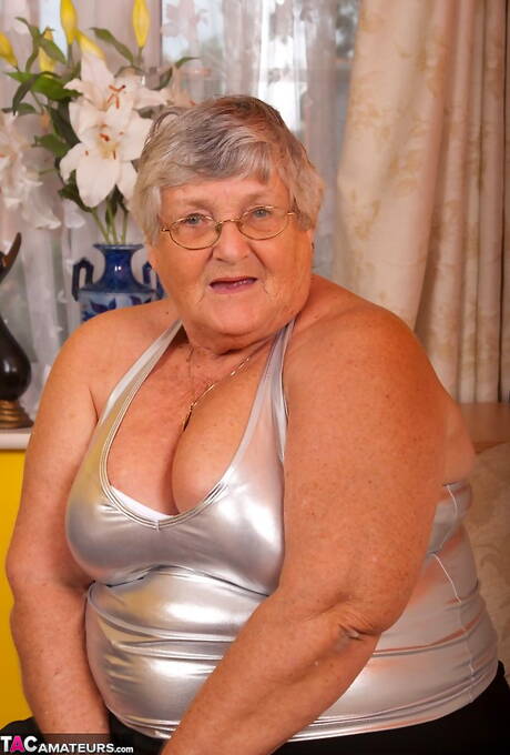 TAC Amateurs invites you to browse their free pics with Grandma Libby in masturbation scene