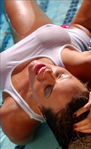 Fitness Beauties invite you to explore free photos featuring Tonya Elliott showing perfect body